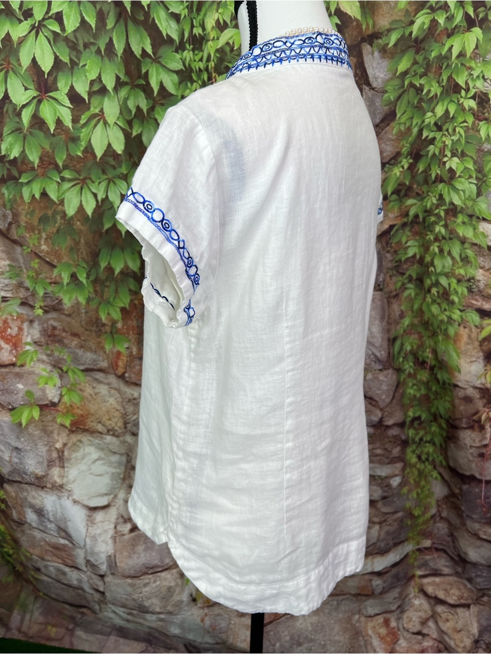 BRITISH INDIA TRAVELER White and Blue Embroidered Linen Short Sleeve Top, M/7 - Picture 8 of 13
